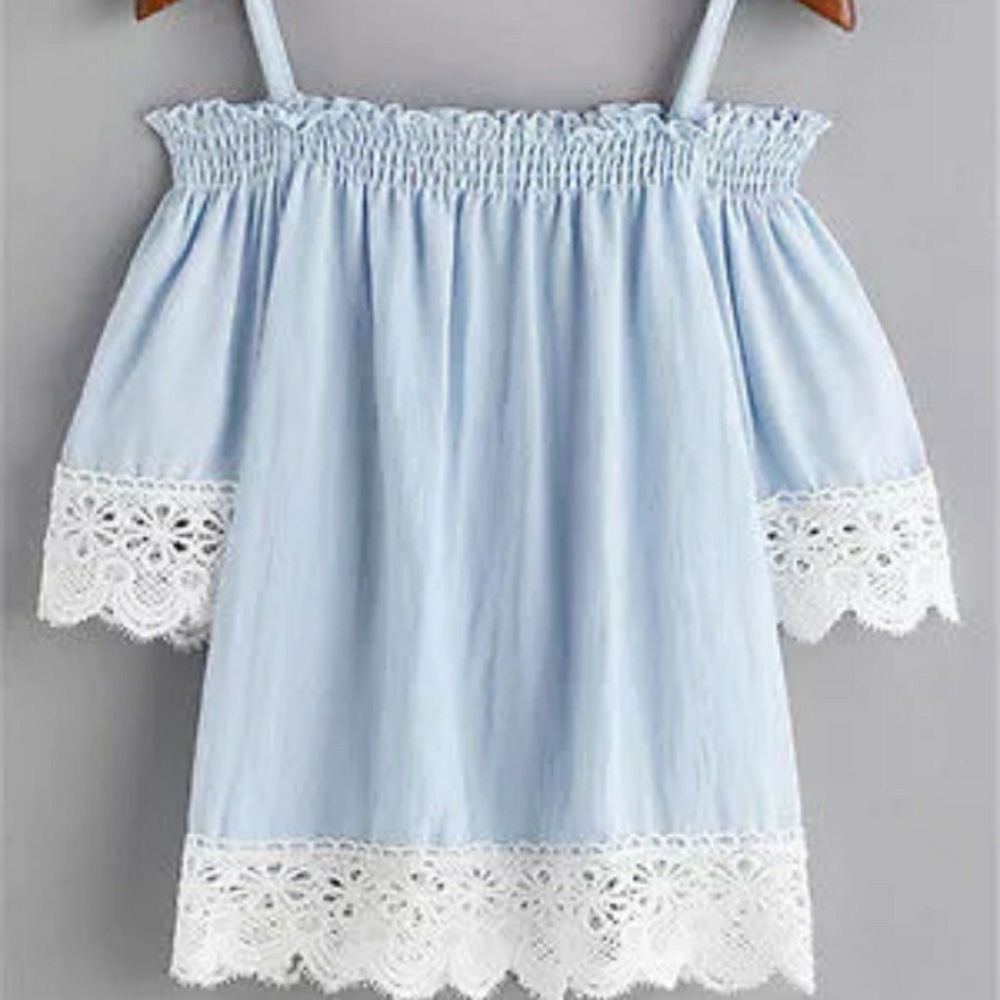 Off shoulder bliuse with lace