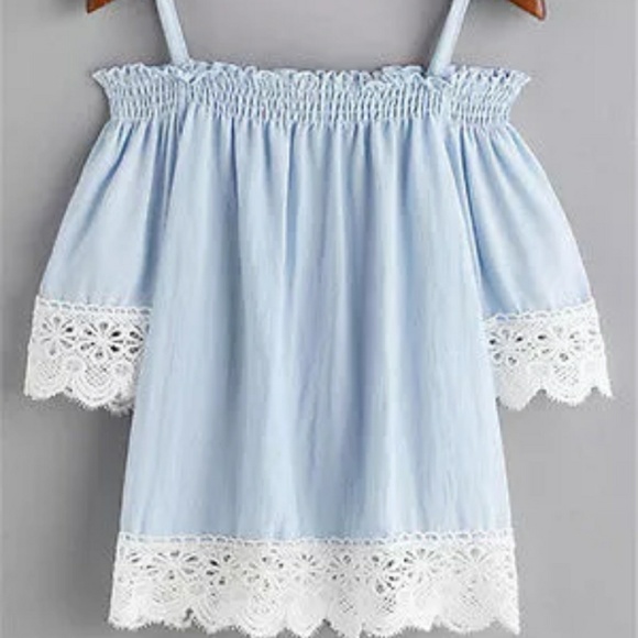 Off shoulder bliuse with lace - Picture 1 of 2