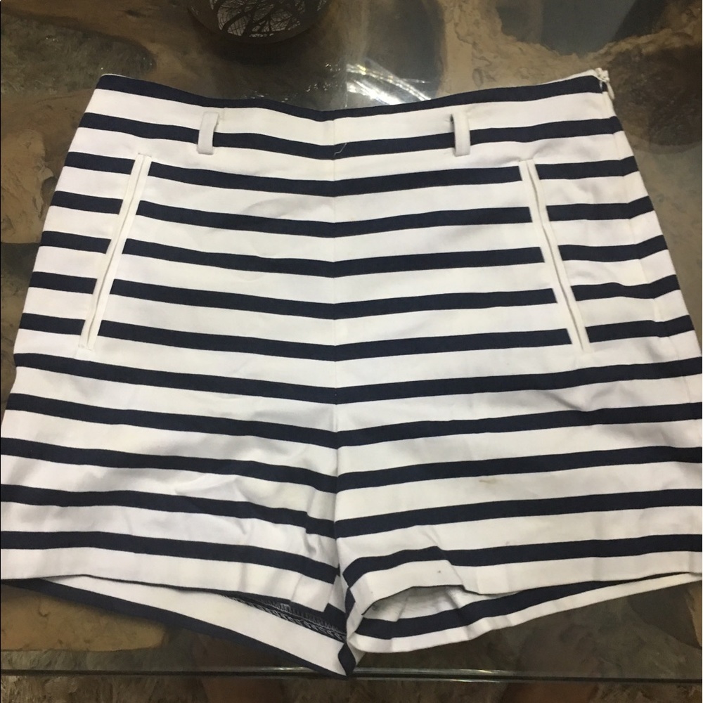Beautiful short pant. Navy blue and white.