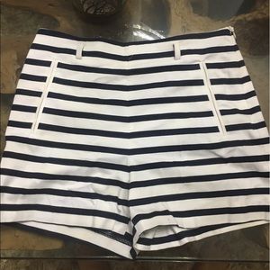 Beautiful short pant. Navy blue and white.