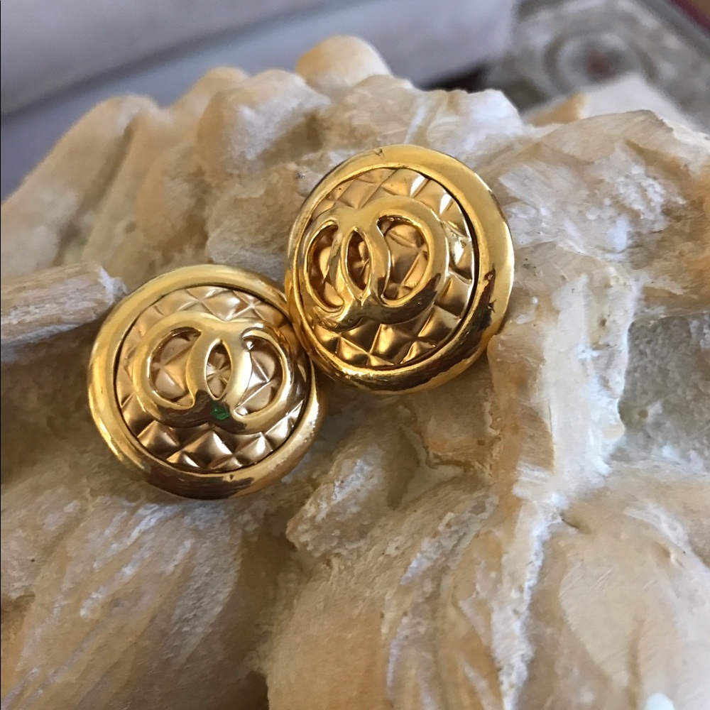 ⬇️Price Drop Earrings Gold Round CC logo. Quilted