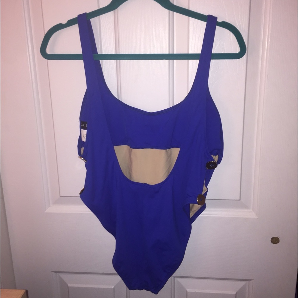 One piece - Picture 2 of 3