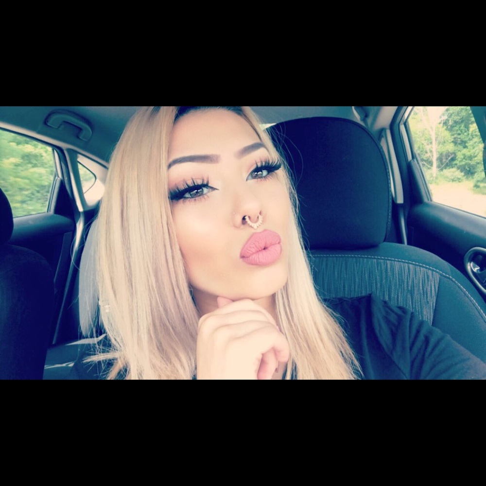 Meet your Posher, Adrina