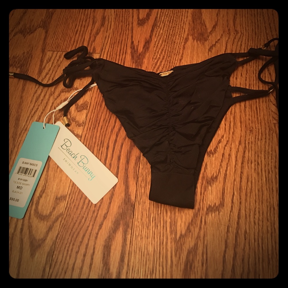 NEVER WORN Beach Bunny scrunch butt bikini bottom