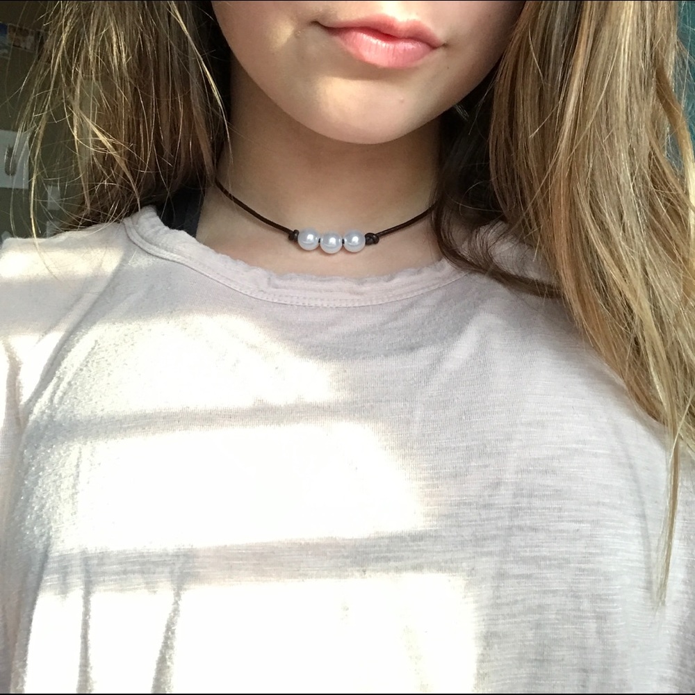 Triple pearl choker