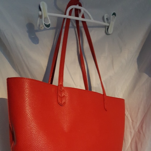 BCBG Paris Reversible Tote Bag black/red - Picture 5 of 5