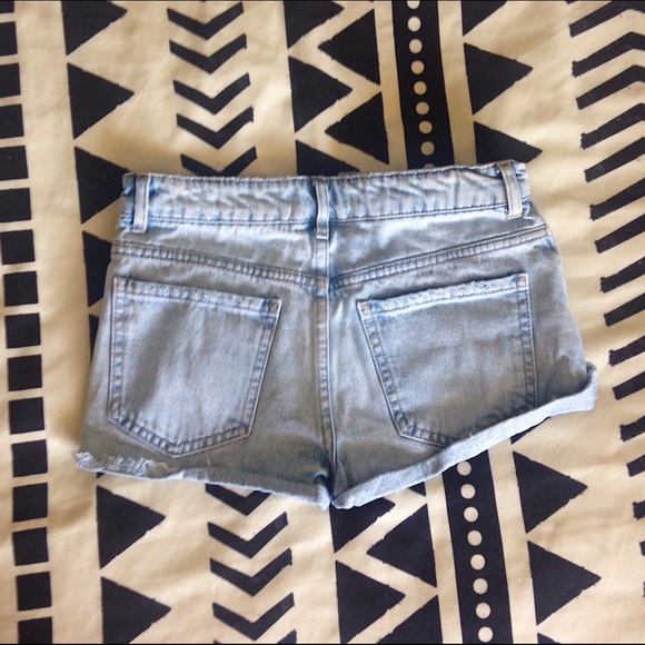 Forever 21 size 24 multi-button shorts - Picture 2 of 2