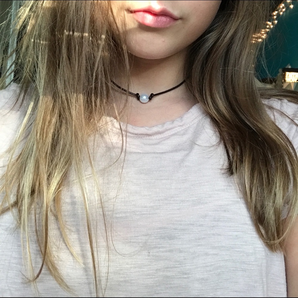 Single pearl choker