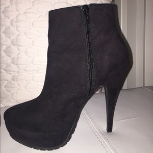 Steve Madden Jaggedd Black Suede Ankle Booties