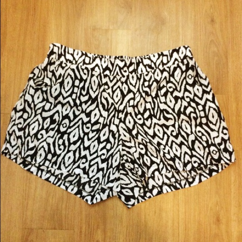 *TORRID* B&W casual shorts elastic waist &pockets
