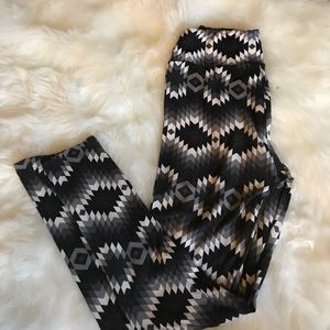 Black, White & Gray Print LulaRoe OS Leggings