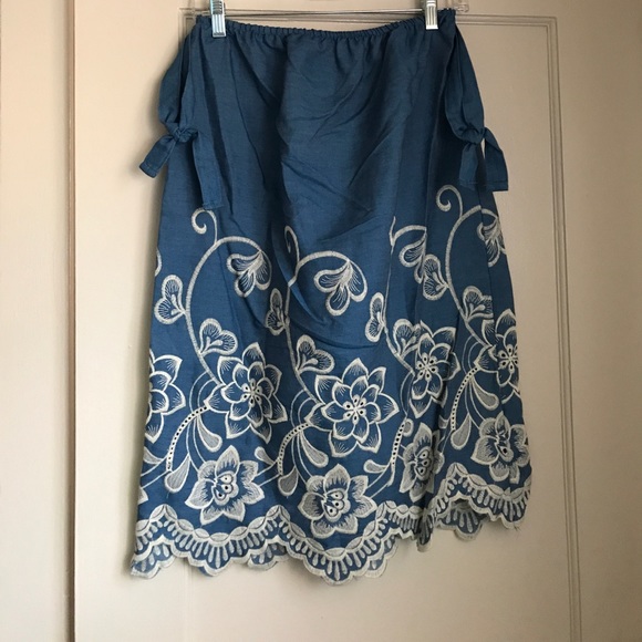 🆕 Chambray Floral Embroidered Off Shoulder Dress - Picture 5 of 5