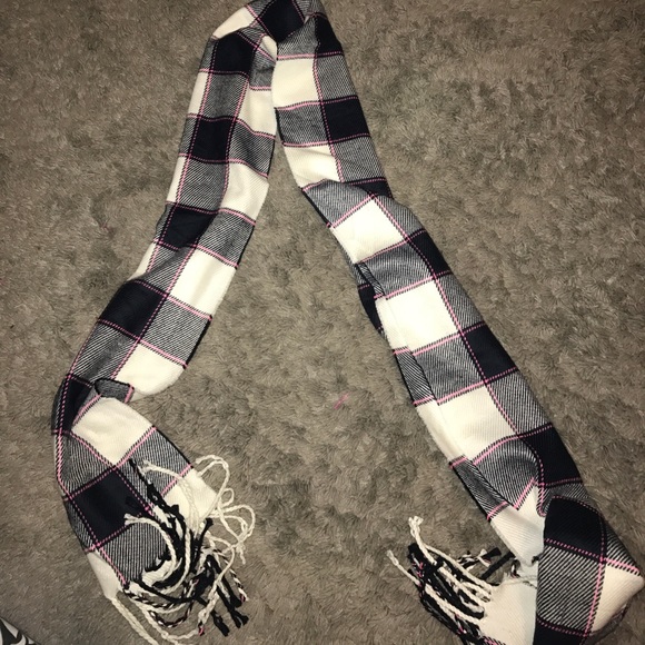 Scarf from Hollister - Picture 2 of 3