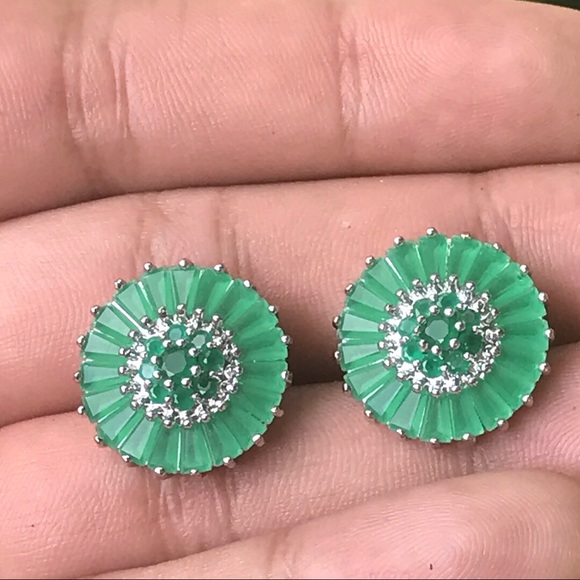 🍯Emerald Color Studs Earrings 🍯 - Picture 2 of 6
