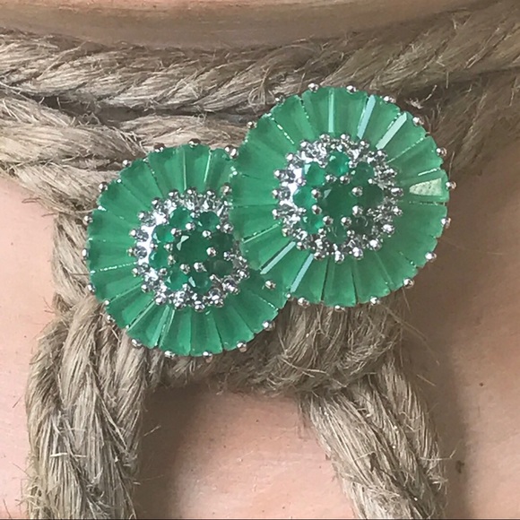 🍯Emerald Color Studs Earrings 🍯 - Picture 3 of 6