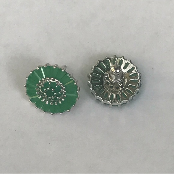 🍯Emerald Color Studs Earrings 🍯 - Picture 4 of 6