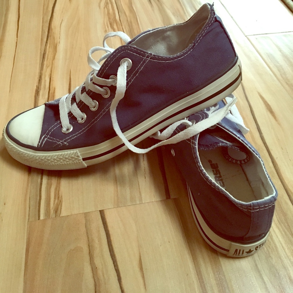 Converse. Navy blue.