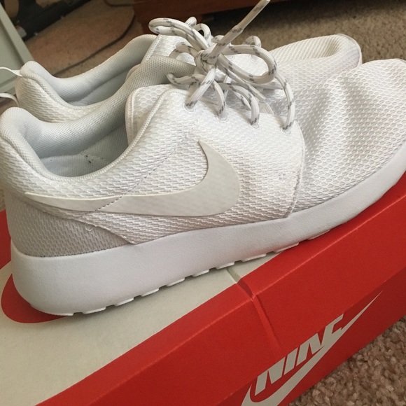 le scarpe nike roshe una donna bianca poshmark le scarpe nike roshe una donna bianca poshmark