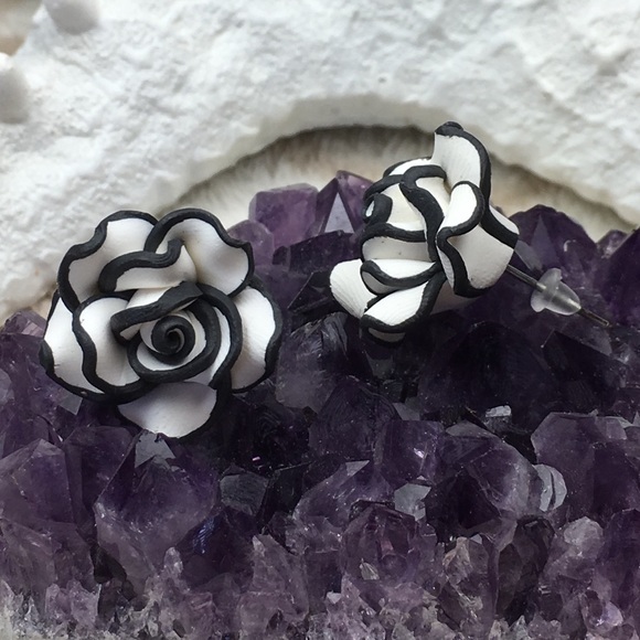 Black & White Flower Stud Earrings - Picture 7 of 10