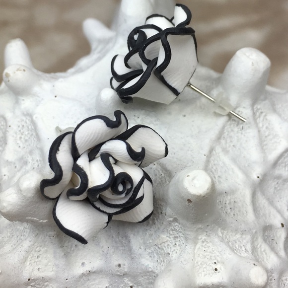 Black & White Flower Stud Earrings - Picture 8 of 10