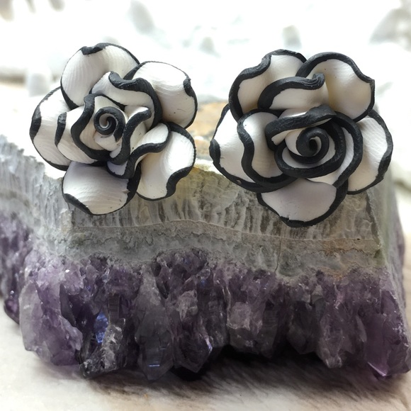 Black & White Flower Stud Earrings - Picture 5 of 10