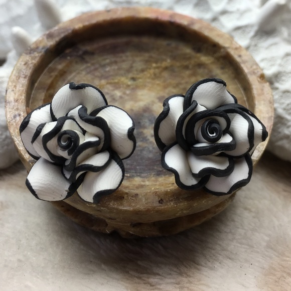Black & White Flower Stud Earrings - Picture 4 of 10