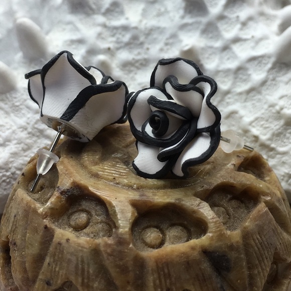 Black & White Flower Stud Earrings - Picture 10 of 10