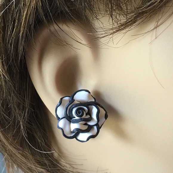 Black & White Flower Stud Earrings - Picture 6 of 10