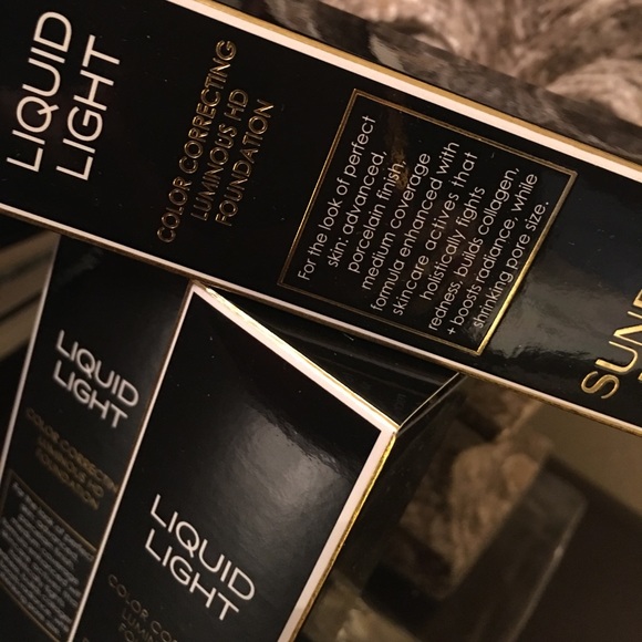 Liquid light correcting luminous HD foundation - Picture 2 of 4