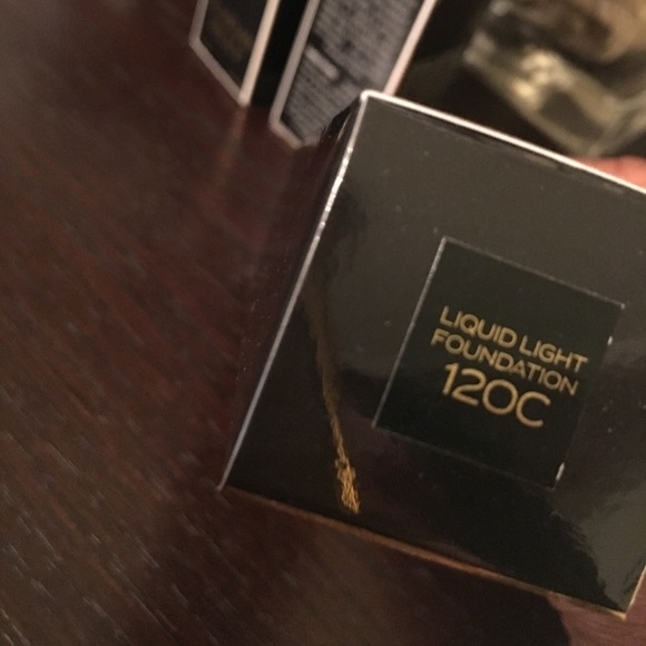 Liquid light correcting luminous HD foundation - Picture 4 of 4