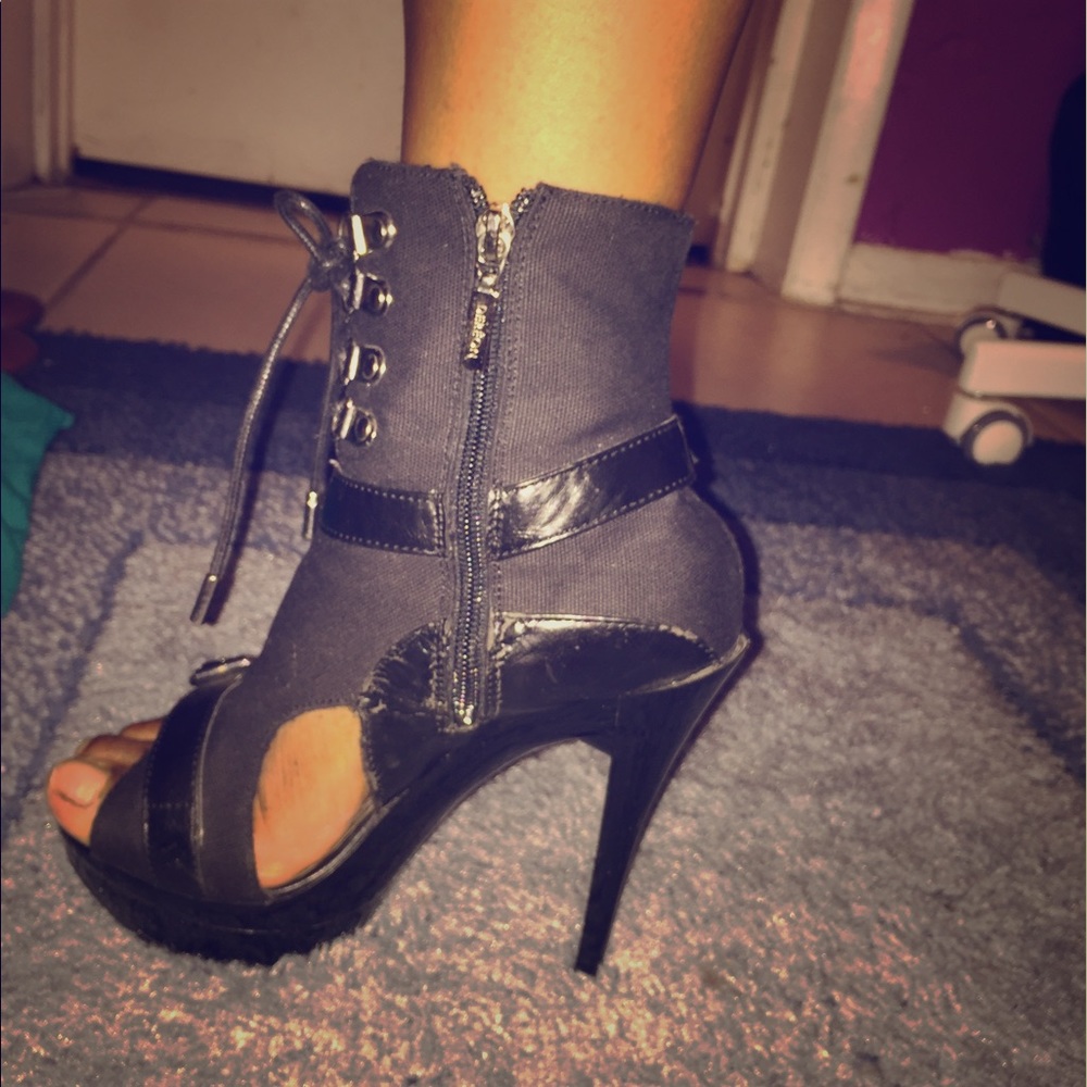 Dereon zip up heels