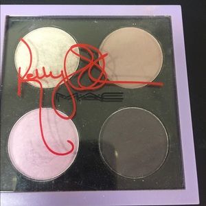 Kelly Osbourne MAC Bloody Brilliant Eyeshadow