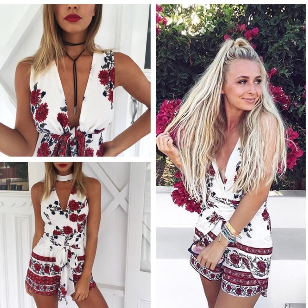 🌹Floral Romper W/ Keyhole Neckline🌹 - Picture 4 of 8