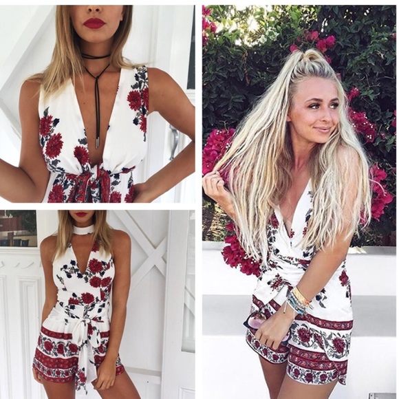 🌹Floral Romper W/ Keyhole Neckline🌹 - Picture 4 of 8