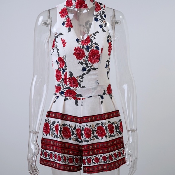 🌹Floral Romper W/ Keyhole Neckline🌹 - Picture 5 of 8