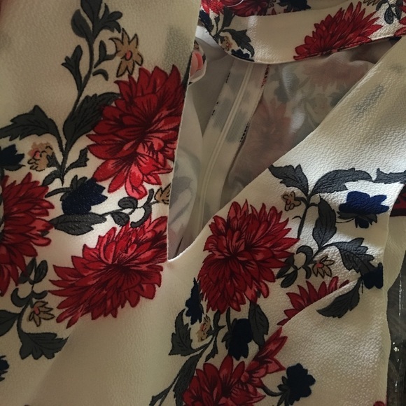 🌹Floral Romper W/ Keyhole Neckline🌹 - Picture 7 of 8