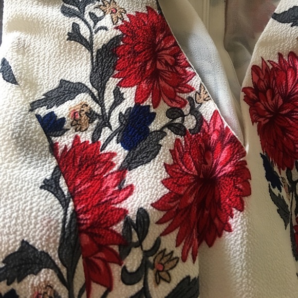 🌹Floral Romper W/ Keyhole Neckline🌹 - Picture 8 of 8