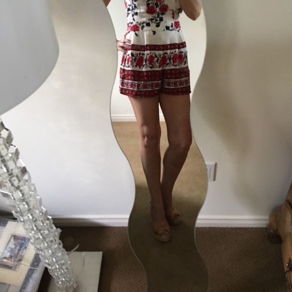 🌹Floral Romper W/ Keyhole Neckline🌹 - Picture 6 of 8