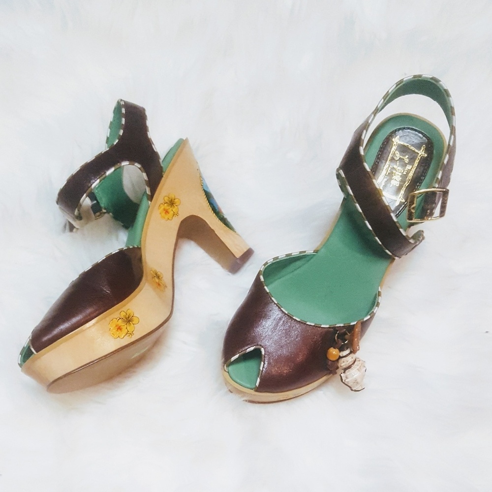 RARE Miss L-Fire Clogs