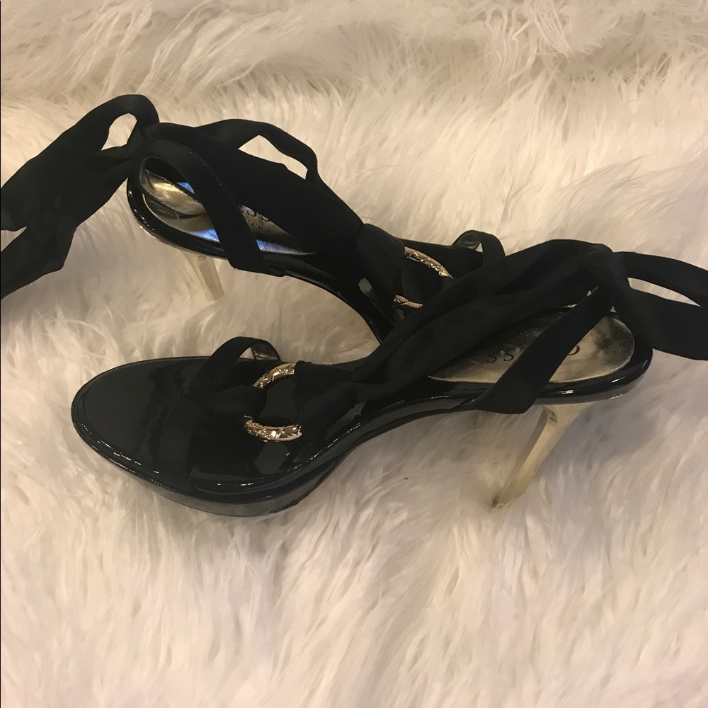 Guess pumps