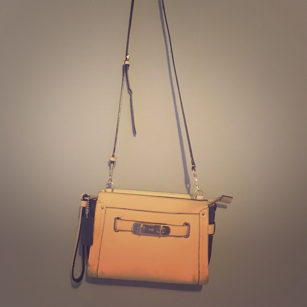 Small Coach Cross Body bag 💼