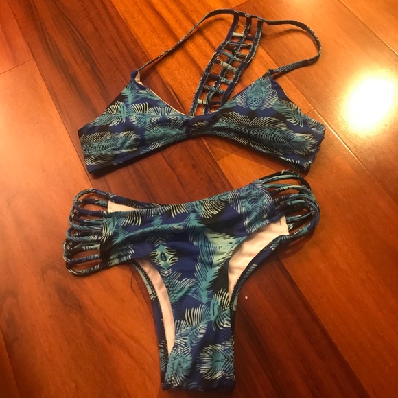 Bikini - Picture 2 of 2