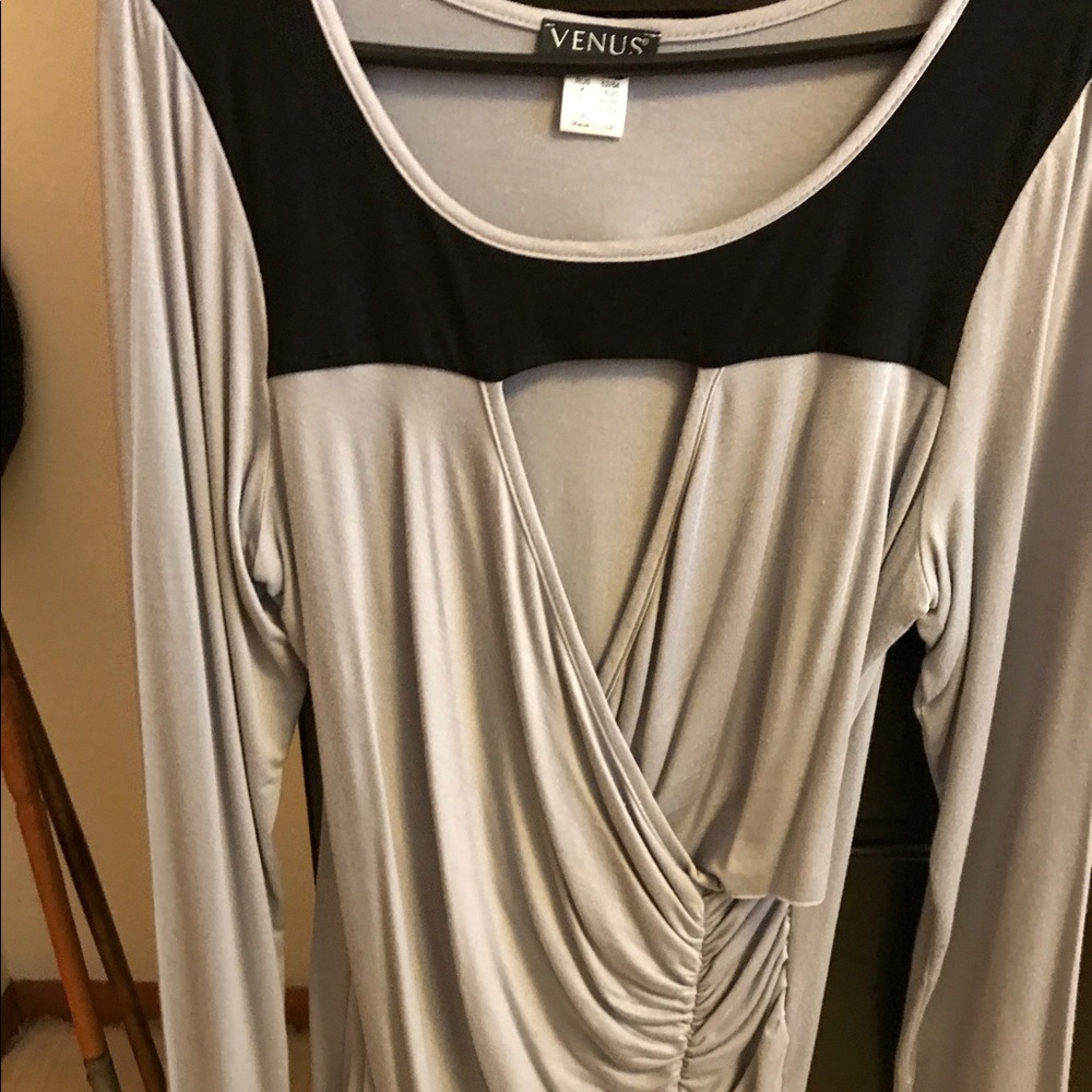 Long sleeve top.