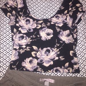 Floral crop top! 🌹