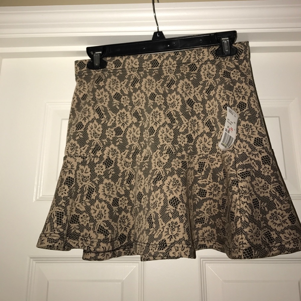 BRAND NEW FOREVER 21 SKIRT