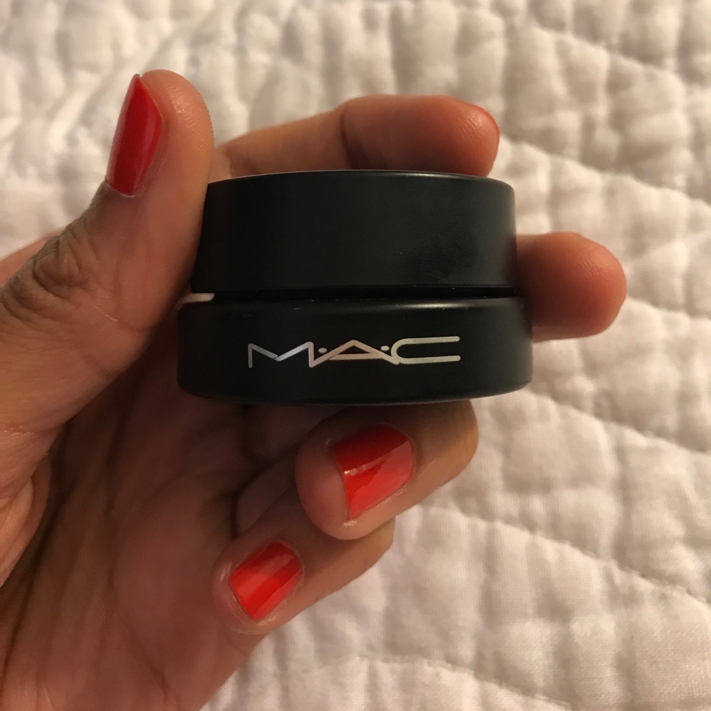 New: MAC Spellbinder Shadow in Gravity's Pull
