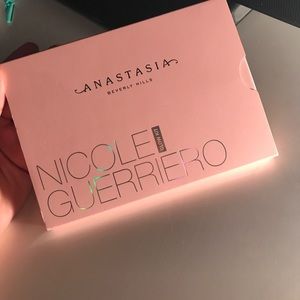 ✨ ABH Nicole Guerriero Palette✨