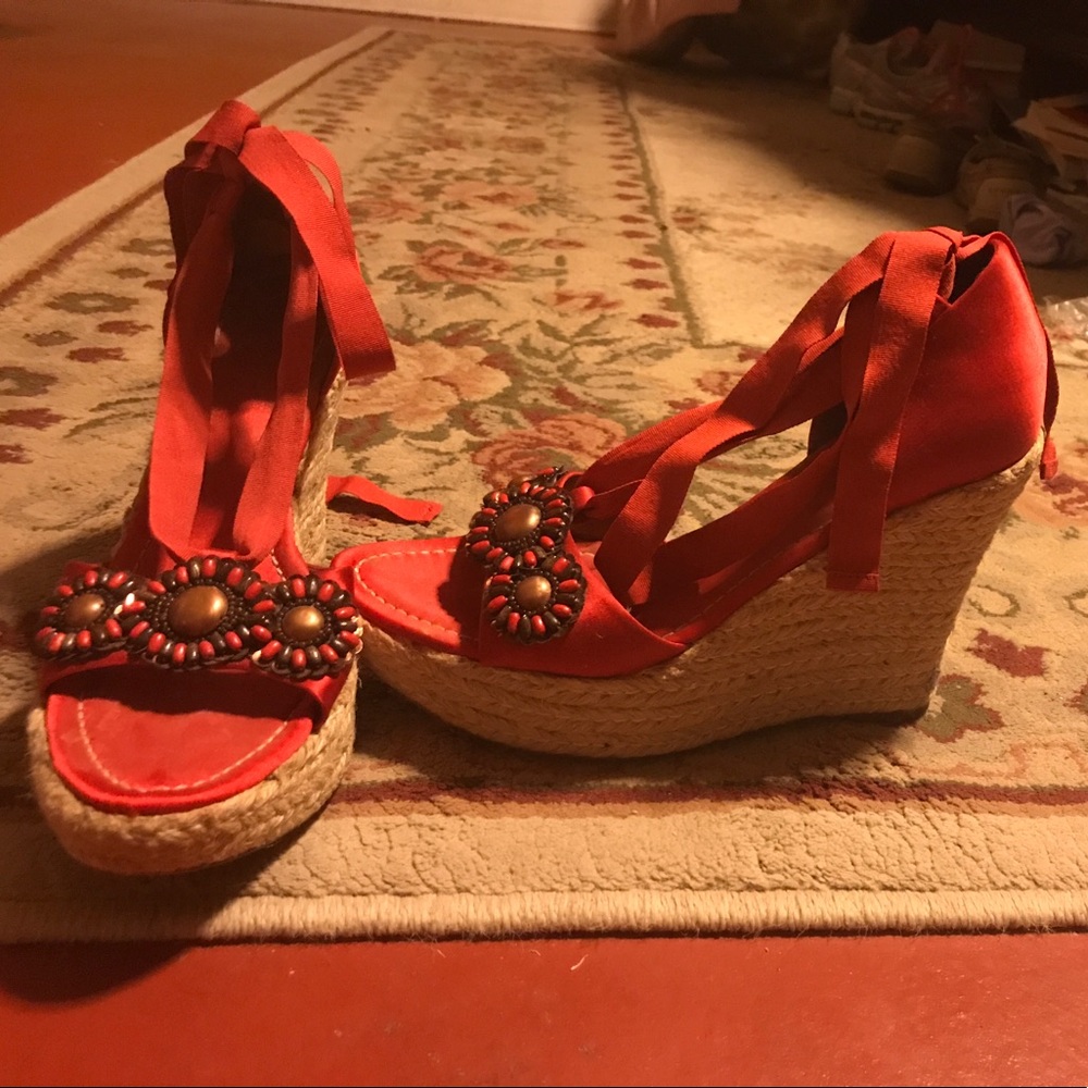 Red sequenced wedges size 7