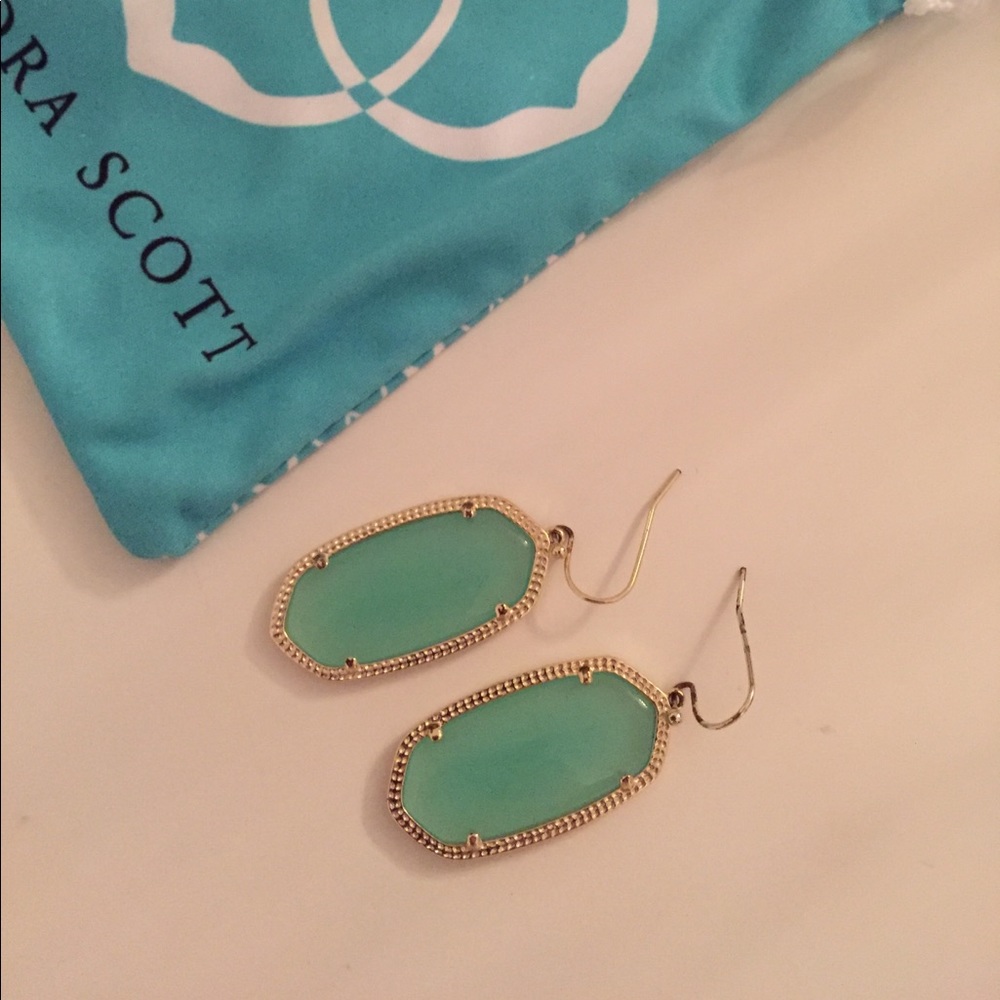 Kendra Scott Elle earrings in chalcedony