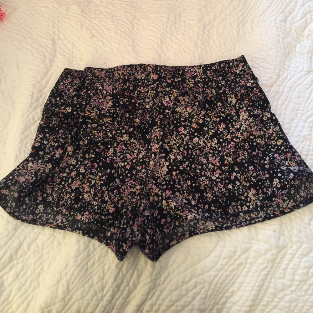 Decree Flower Shorts. Pockets. Medium